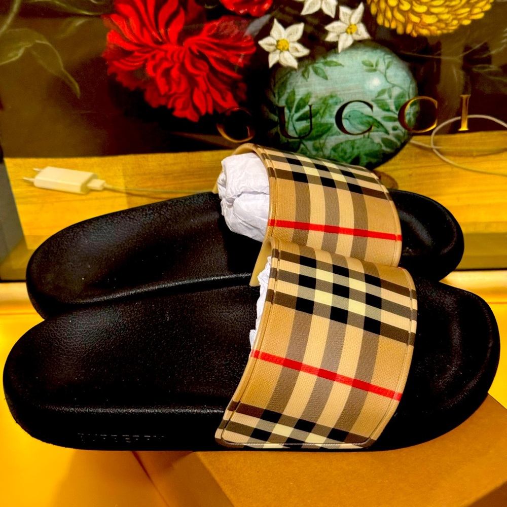 Burberry Slide NEW 🛍